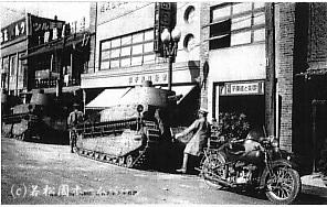 若松園豊橋駅前支店前に停車するタンクやバイク